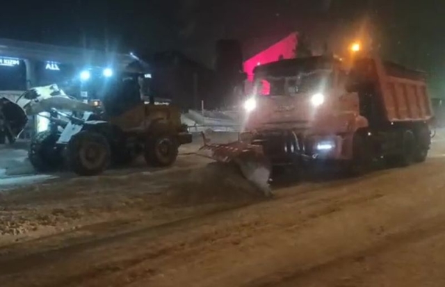 <i>Коммунальщики Ставрополя для уборки снега задействовали 90 единиц спецтехники</i>