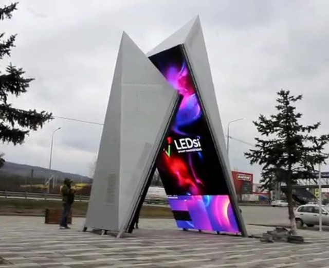 <i>Нескрипучие: В Минводах подключили LED-стелу «Ворота Кавказа»</i>