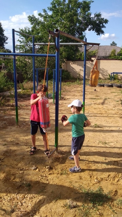 Казаки Московского хуторского казачьего общества обустраивают спортивную площадку для детей