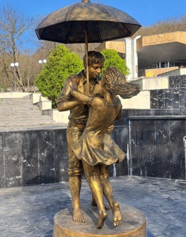 <i>На Аллее любви в Железноводске установили арт-объект «Влюбленные под зонтом»</i>