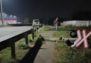 В Георгиевском округе незлобные вандалы сломали светофор на железнодорожном переезде