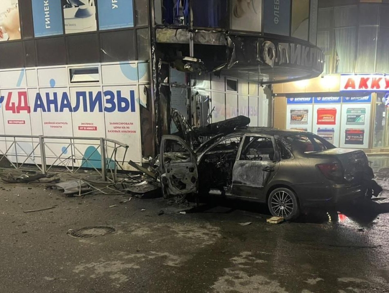 В Ессентуках после ДТП, устроенного водителем-бесправником сгорели здание и машина