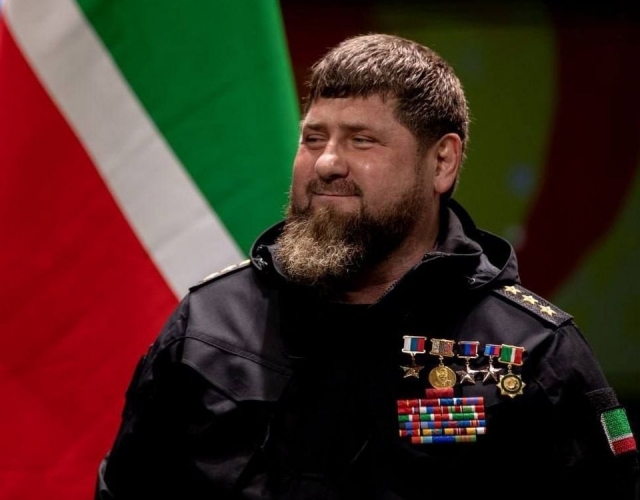 <i>Рамзан Кадыров поздравил чеченцев с 20-летием Конституции республики</i>
