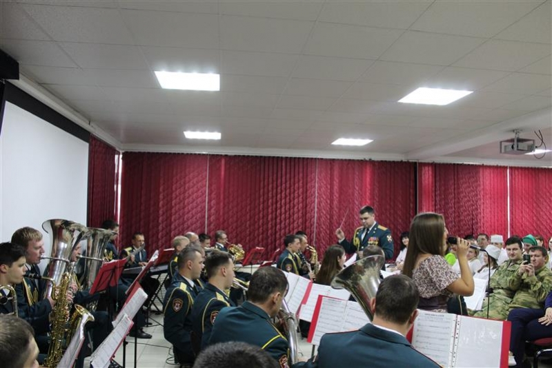 Праздничную и торжественную обстановку поддержал военный оркестр 