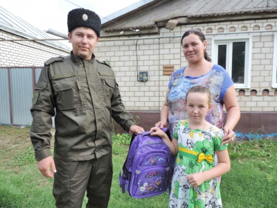 Казаки села Новоселицкого помогают многодетным и малоимущим семьям собрать детей в школу
