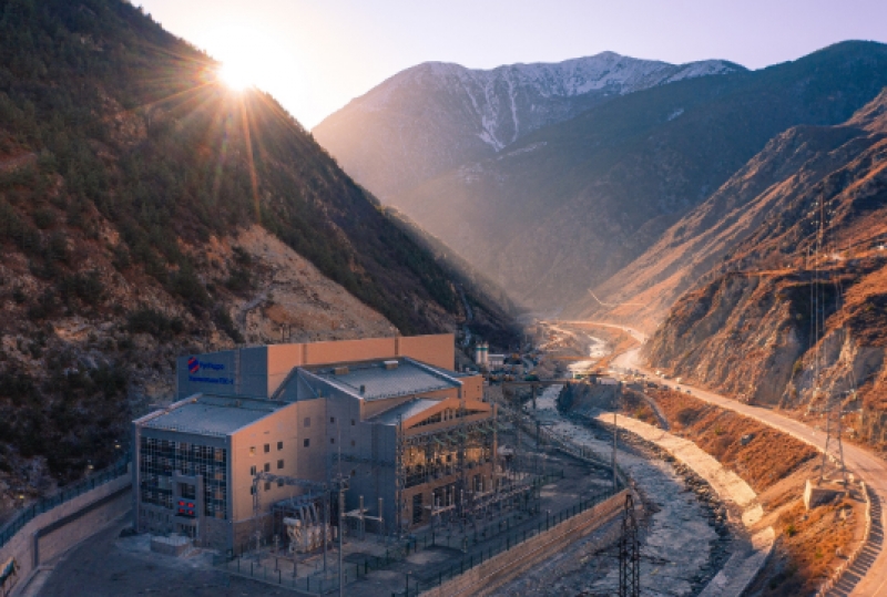 Здание самой гидроэлектростанции построено в горном ущелье