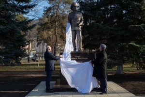 В Карачаевске в День Героев Отечества открыли памятник земляку