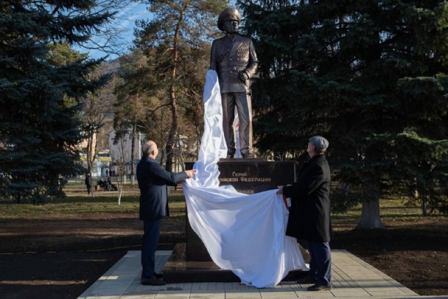 <i>В Карачаевске в День Героев Отечества открыли памятник земляку</i>