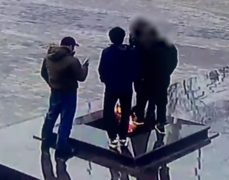 На Ставрополье полиция ищет погревших ноги на «Вечном огне» парней