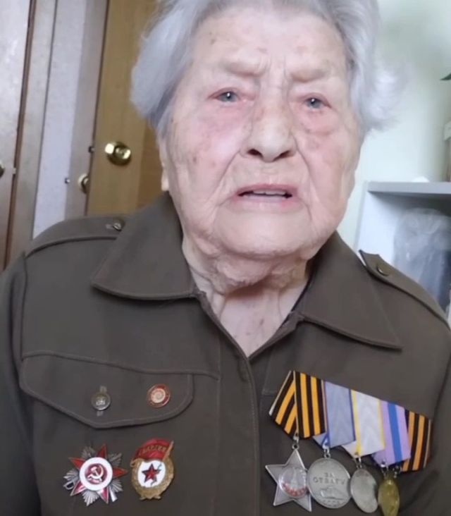 <i>«Стальная бабушка» Мария Колтакова поздравила спецназовцев «Ахмата» с Днём Победы</i>