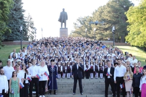 Лев Лещенко спел с тысячеголосым хором гимн России в Пятигорске