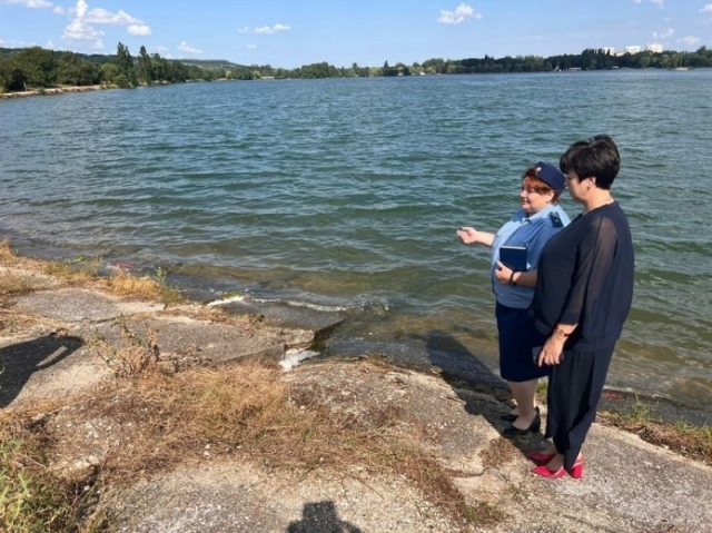 <i>Новопятигорское озеро оказалось загрязненным неочищенными сточными водами</i>