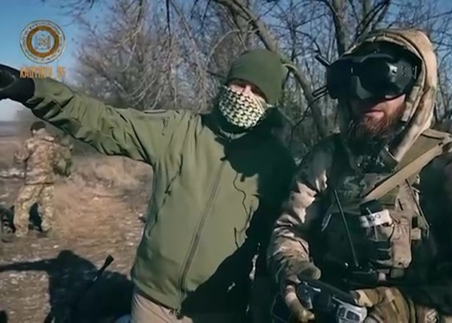 <i>Чеченские бойцы спецполка «Север-Ахмат» научились управлять «птичками»</i>
