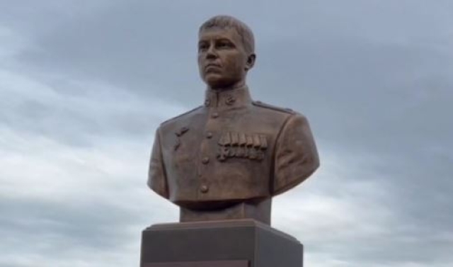 <i>В Махачкале открыли памятник майору Алексею Суханову</i>