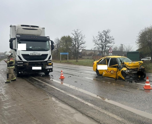 <i>На Ставрополье погиб таксист, спровоцировавший ДТП с фурой Iveco</i>