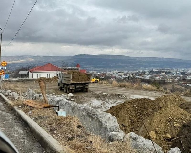 В Кисловодске полиция ищет устроившего свалку водителя КамАЗа