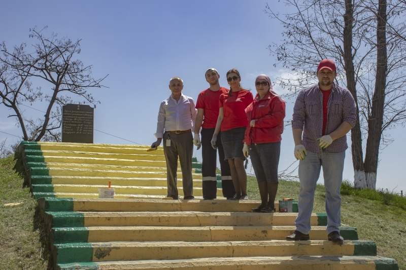 В преддверии Дня Победы волонтеры МТС провели работы по восстановлению памятника и прилегающей к нему территории