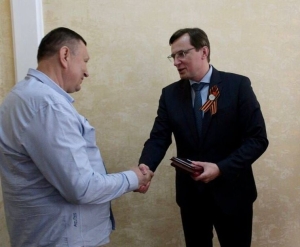 Мэр Кисловодска вручил земляку две госнаграды за участие в спецоперации