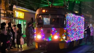 По Пятигорску пустили новогодние трамваи