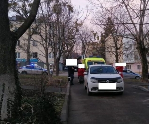 Во дворе многоэтажки Ставрополя водитель сбил двух пожилых женщин