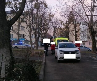 Во дворе многоэтажки Ставрополя водитель сбил двух пожилых женщин