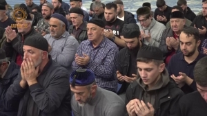 Научились у соседей: В Дагестане тысячи мусульман поддержали единоверцев из Палестины молитвой