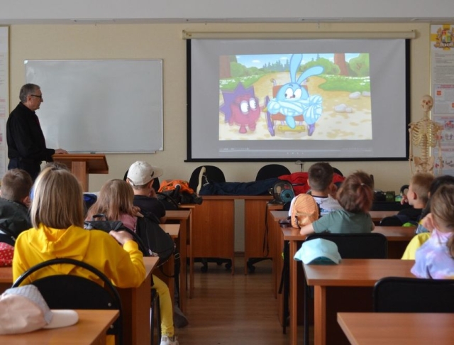 <i>Специалисты ЕДДС Ставрополя проводят занятия по гражданской обороне для школьников</i>