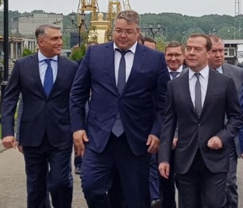 Дмитрия Медведева сопровождает полпред и губернатор Ставрополья