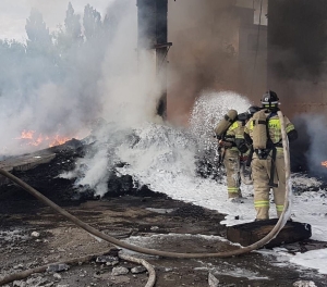 В Ставрополе загорелся склад резино-технических изделий: Видео