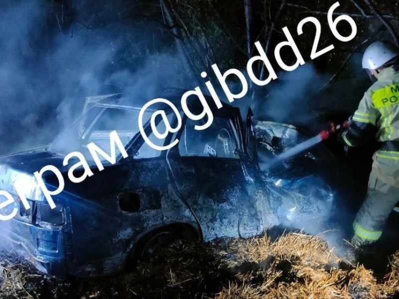 В Курском округе после аварии сгорел ВАЗ-21102, водитель успела покинуть салон