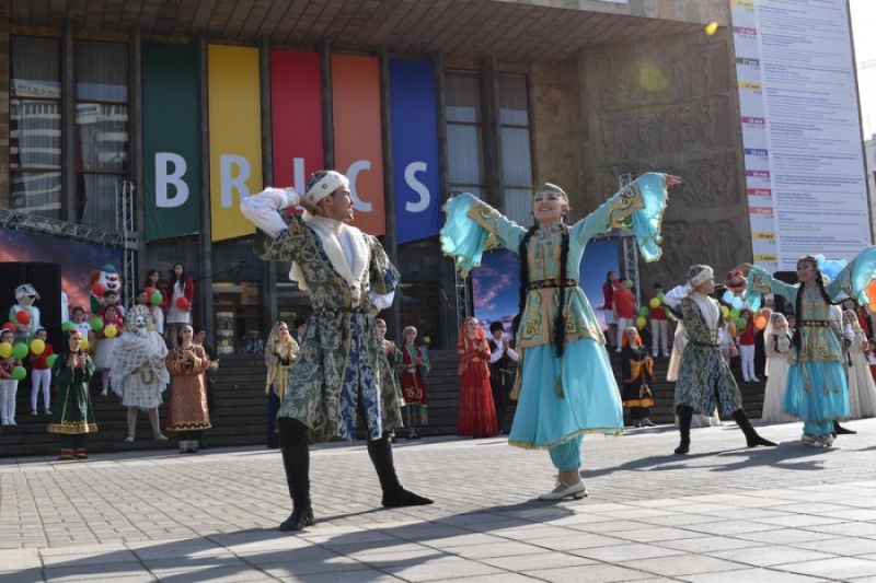 В Дагестане на фестивальную сцену вышли сказочные великаны и герои индийского эпоса