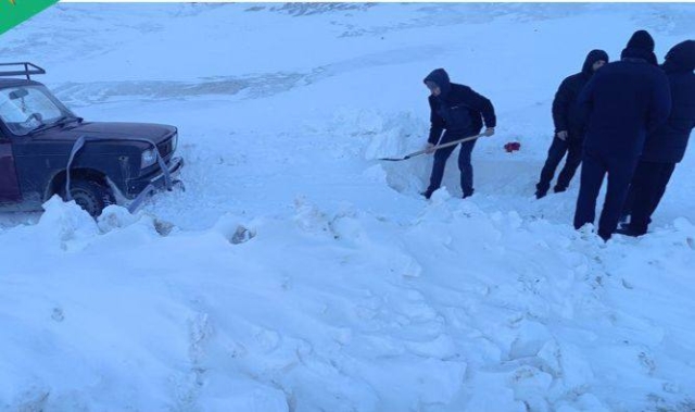 <i>Из снежного плена на перевале в Дагестане спасли 4 человек</i>