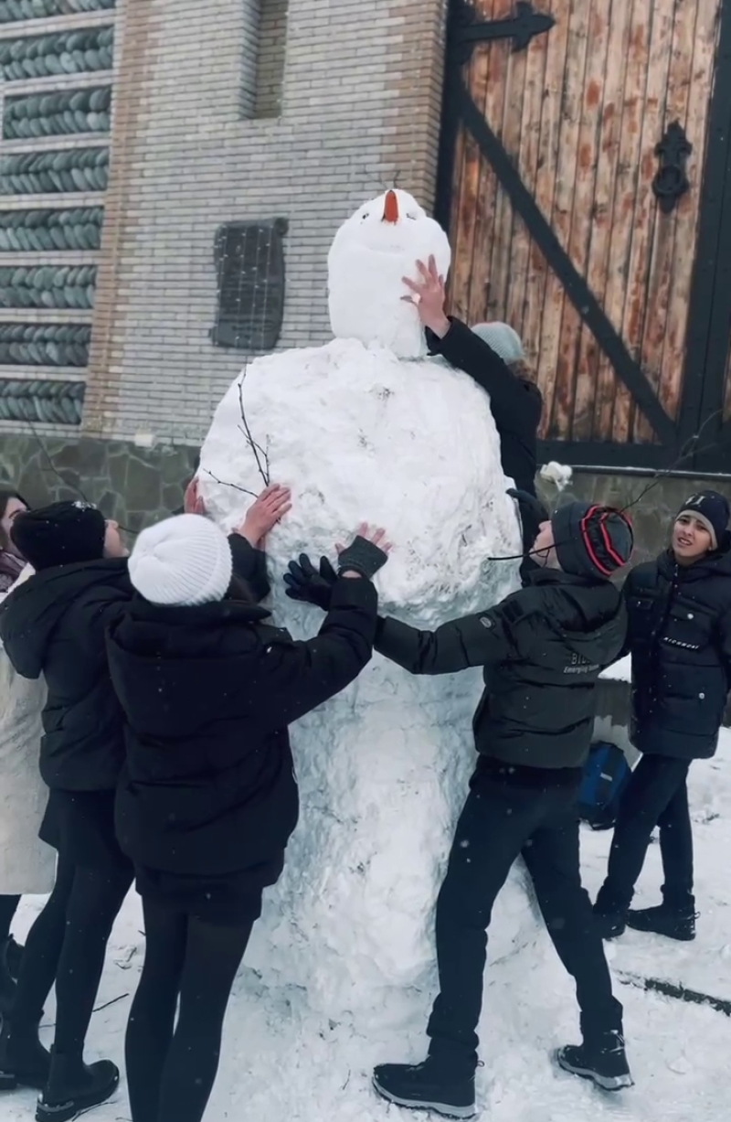Во Владикавказе дети слепили гигантского снеговика в центре города