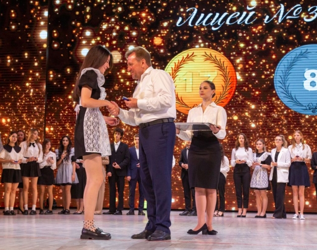 <i>Медали «За особые успехи в обучении» в Ставрополе вручили лучшим выпускникам</i>