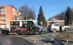 Во Владикавказе пассажирский микроавтобус столкнулся с легковушкой