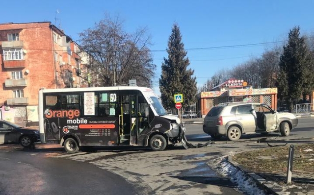 <i>Во Владикавказе пассажирский микроавтобус столкнулся с легковушкой</i>