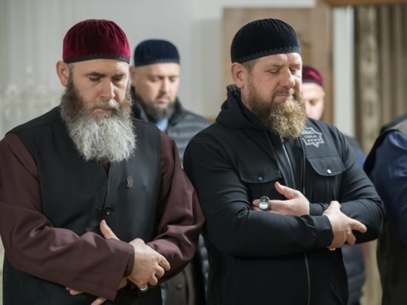 Рамзан Кадыров с сыновьями побывал на стройке религиозного центра в Ахмат-Юрте