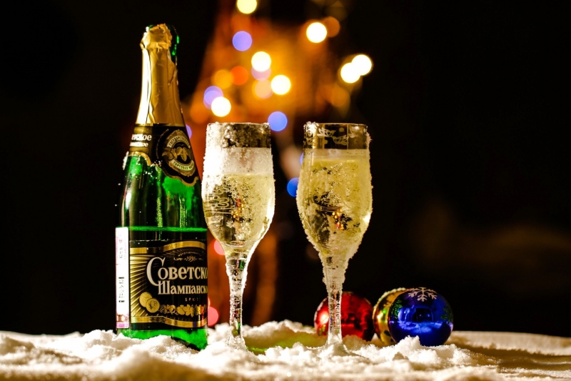 Средний россиянин выпивает на Новый год два бокала шампанского 