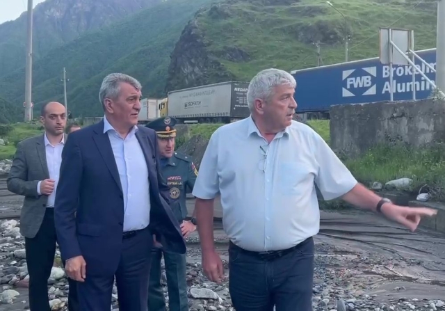 <i>В Северной Осетии на КПП «Верхний Ларс» паводок подмыл федеральную трассу</i>
