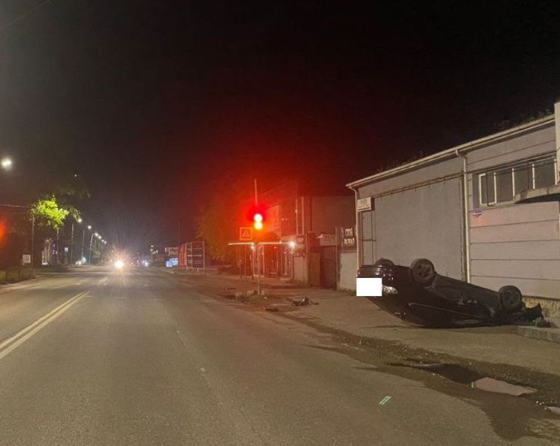 В Пятигорске лихач-бесправник перевернулся на Chevrolet, травмирована пассажирка