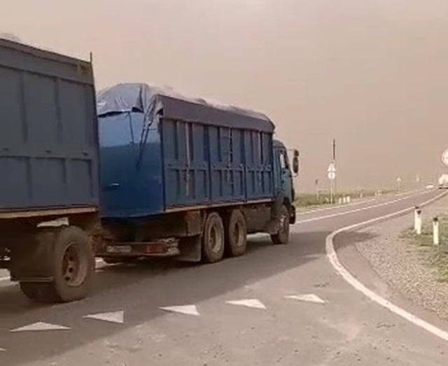 <i>Водителей предупредили о пылевой буре на востоке Ставрополья. Видео</i>
