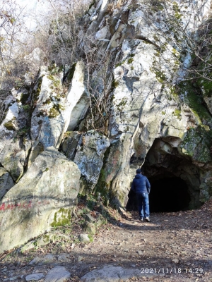 Вандалы осквернили пещеру Вечной мерзлоты на горе Развалка в Железноводске
