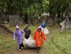 В Пятигорске участники турслёта «Маёвка» почистили городской некрополь