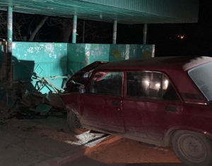 В Георгиевском округе пьяный водитель разбил остановку маршруток