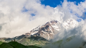 При сходе лавины с Казбека пострадали три альпиниста из Украины