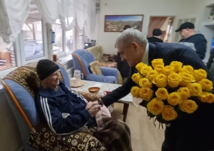 Гордость и слава: Ризван Газимагомедов поздравил ветерана ВОВ со 102-летем