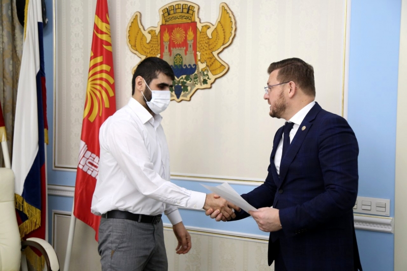 Салман Дадаев вручил сертификаты на жилье вынужденным переселенцам