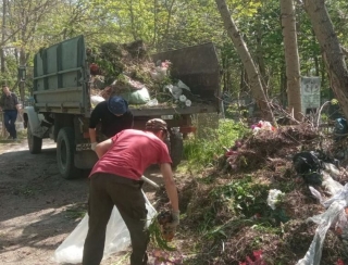 Накануне Пасхи и Радоницы с кладбищ Ставрополя вывезли 850 тонн мусора
