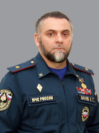 Глава МЧС Чечни провел построение спасателей с автоматами